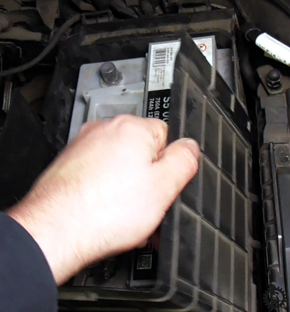 Batterie wechseln - Audi A3 8P - Jones' Werkstatt